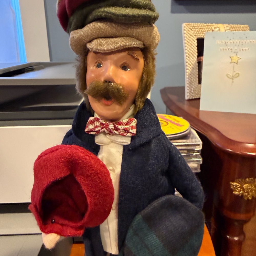 Byers Choice Caroler Cries of London Hats Peddler $59 Now $43 - Picture 2 of 4